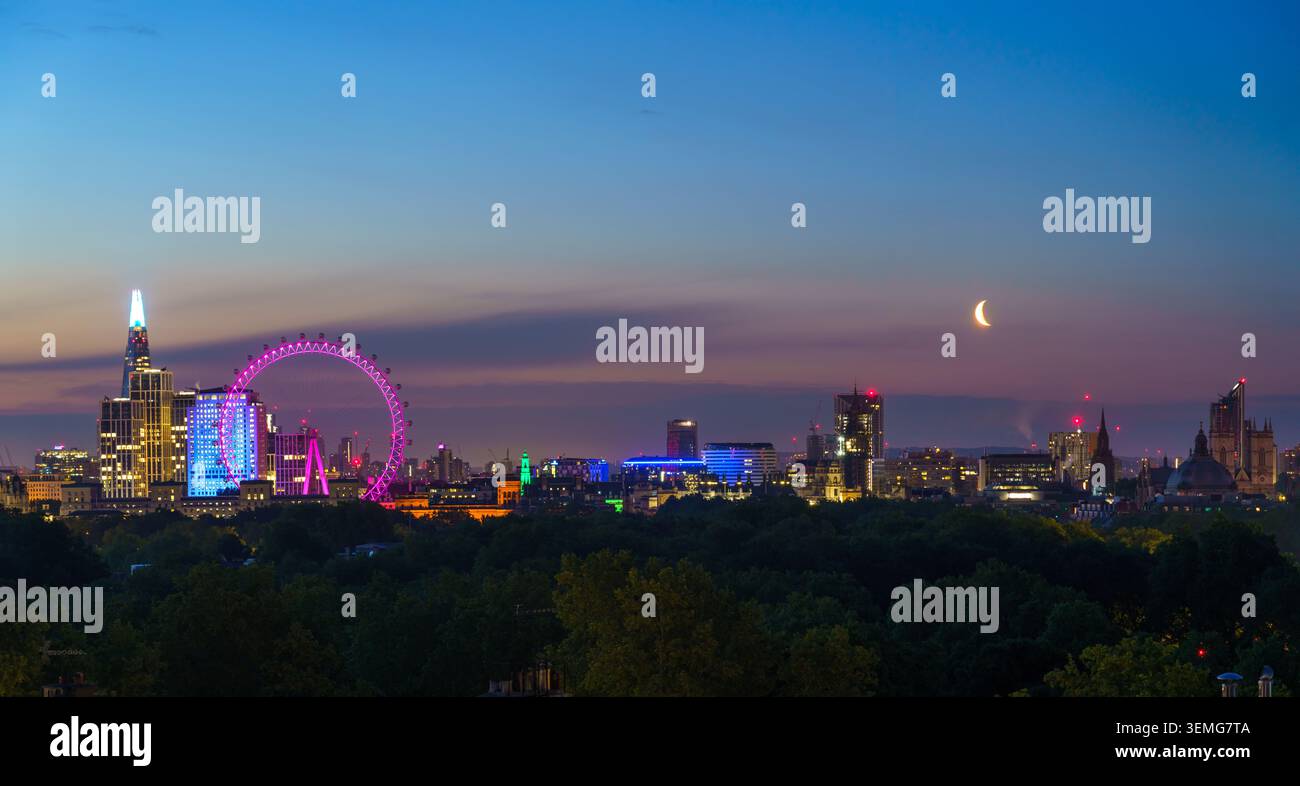 Vista panoramica dello skyline di Londra al crepuscolo con il London Eye illuminato, lo Shard e il quartiere finanziario della City of London sotto una mezzaluna Foto Stock