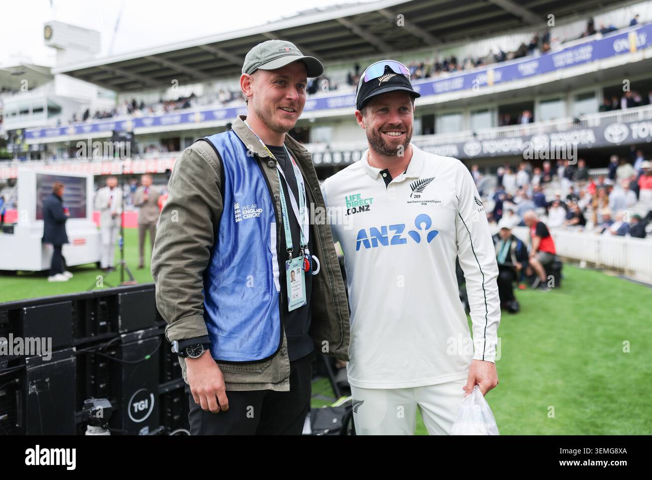 Lords Cricket Ground, Londra, Regno Unito. 7 giugno 2026. International test Cricket, giorno 4, Inghilterra contro nuova Zelanda; Henry Nicholls della nuova Zelanda posa con un fotografo che condivide lo stesso nome dopo la partita credito: Action Plus Sports/Alamy Live News Foto Stock