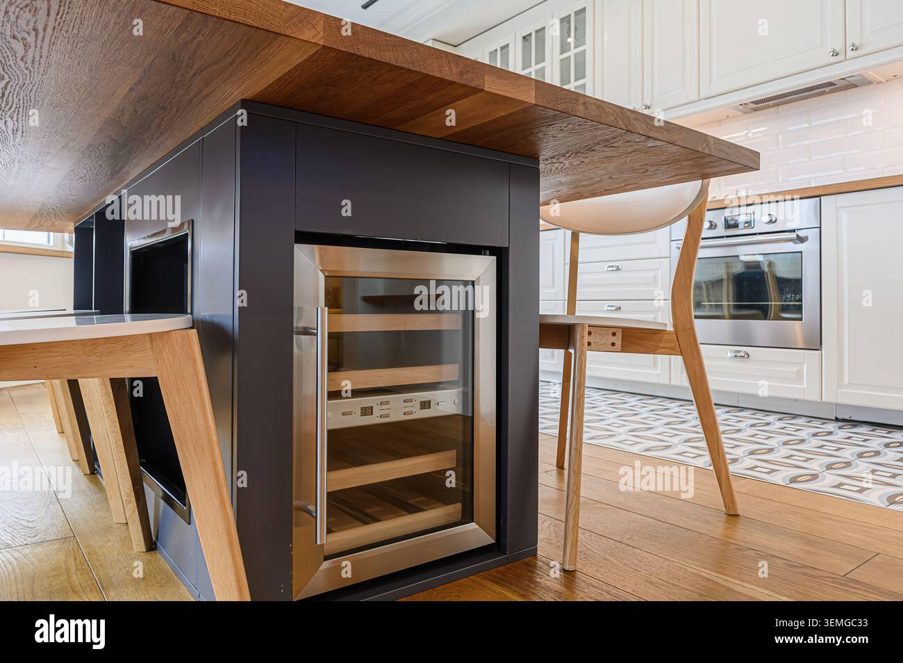 cucina moderna con frigo per vino integrato nell'isola Foto Stock