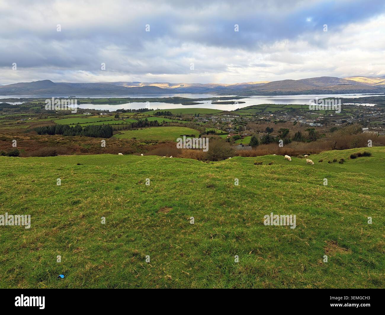 Bantry è il rifugio perfetto a West Cork per attività all'aperto. Se vi piace immergervi nella natura e passeggiare sulle colline del nostro bellissimo paesaggio - Immagine stock catturata con smartphone