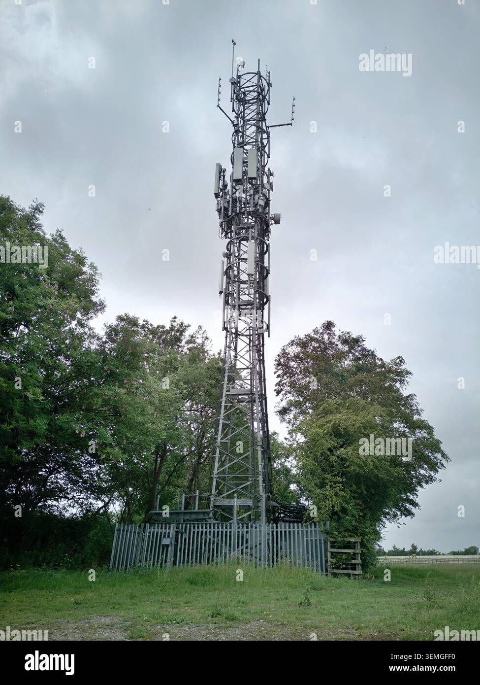 Torre di telecomunicazione con antenna di rete cellulare 5G in zone rurali Foto Stock