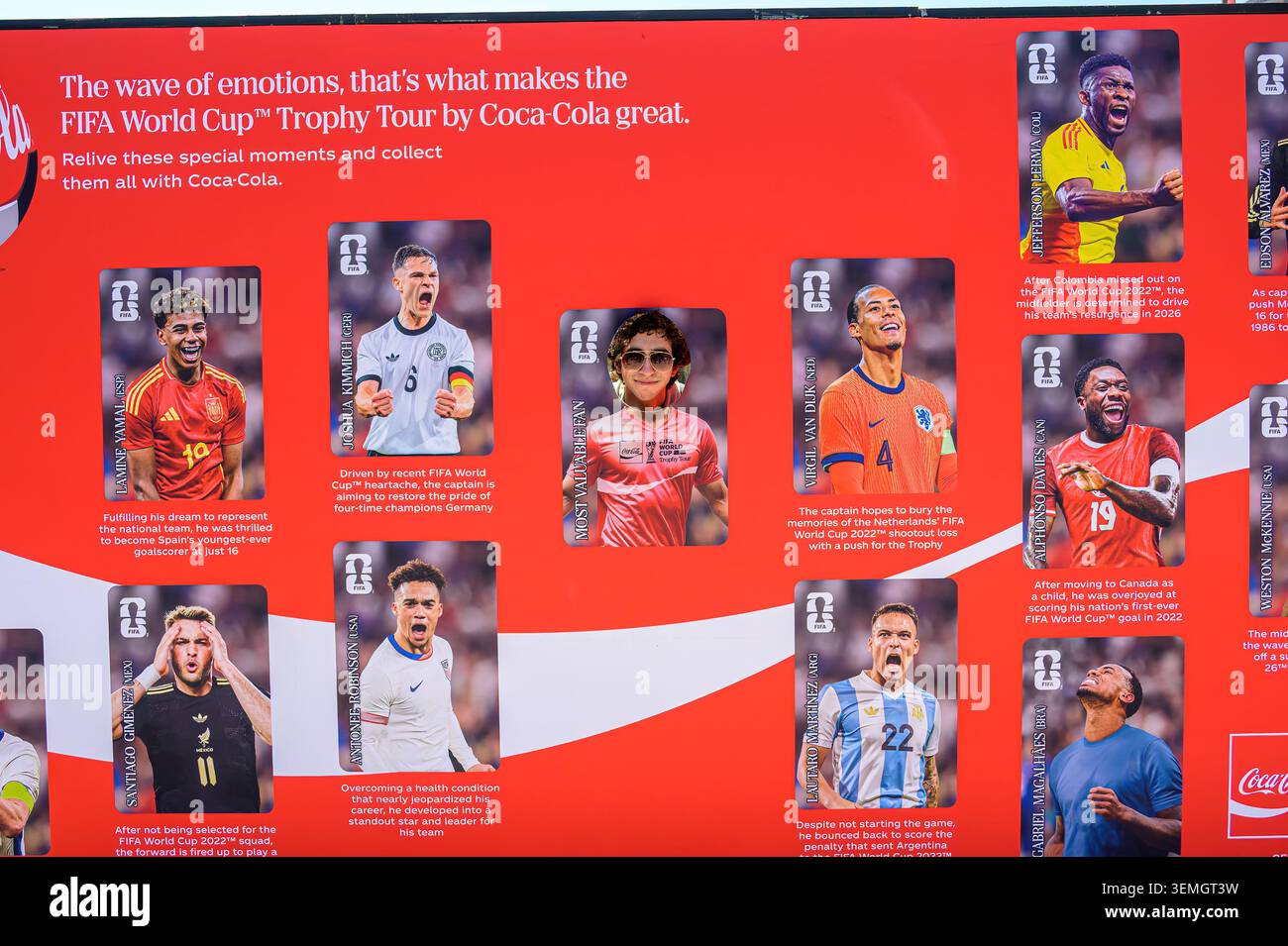 Prima del torneo, i fan della Coppa del mondo FIFA 2026 mettono in evidenza le storie dei giocatori e i cimeli di Nathan Phillips Square. Foto Stock