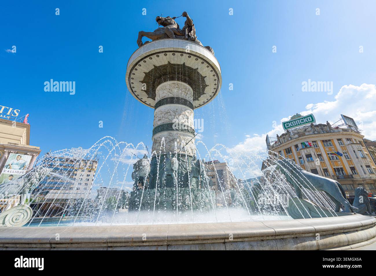Skopje, Macedonia del Nord, 2 giugno 2026. La grande fontana con il monumento ad Alessandro III di Macedonia nel centro della città Foto Stock