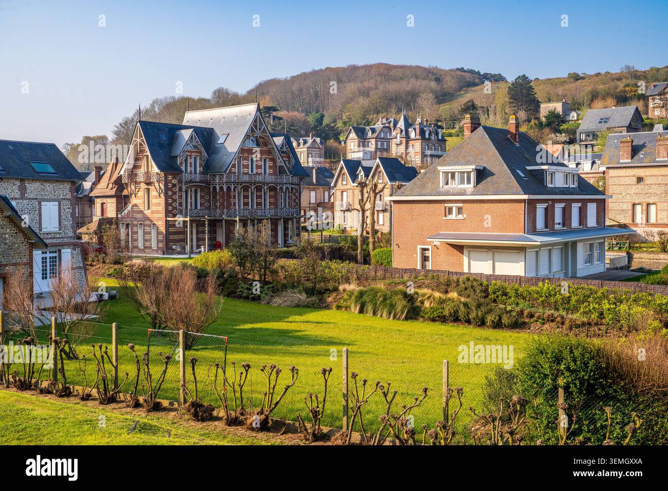 Le spettacolari ville normanne sorgono tra ampi prati verdi e giardini curati nel villaggio di Les Petites Dalles. La funzione strutture di imposizione d Foto Stock