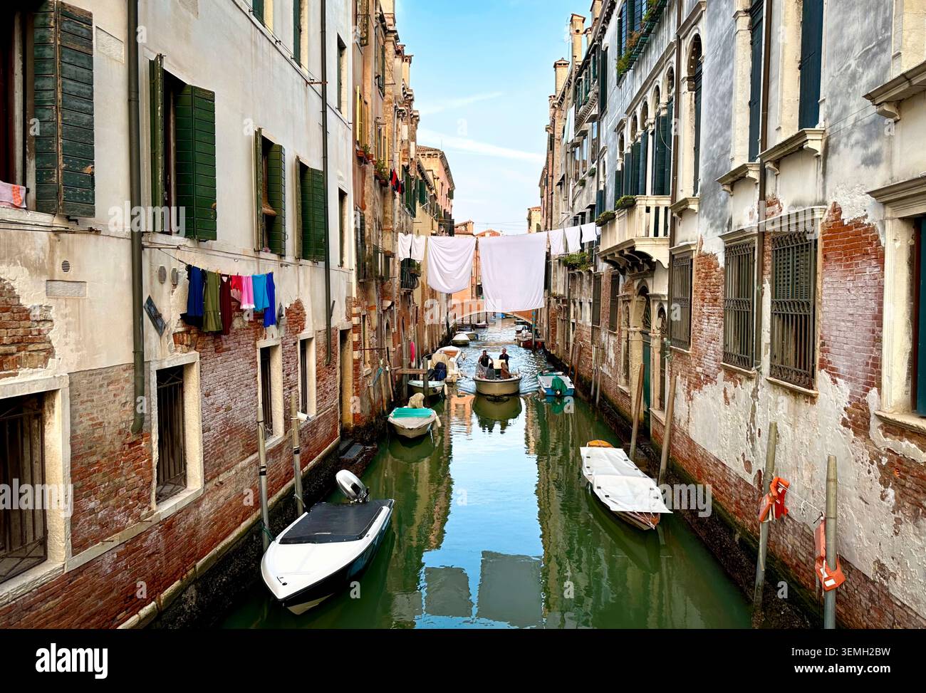 Traffico in barca su uno dei canali posteriori di Venezia. Foto Stock