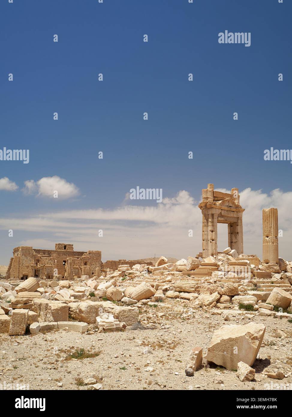 Rovine dell'Arco Monumentale di Palmira dopo la distruzione dell'ISIS, Siria, 2026. Foto Stock