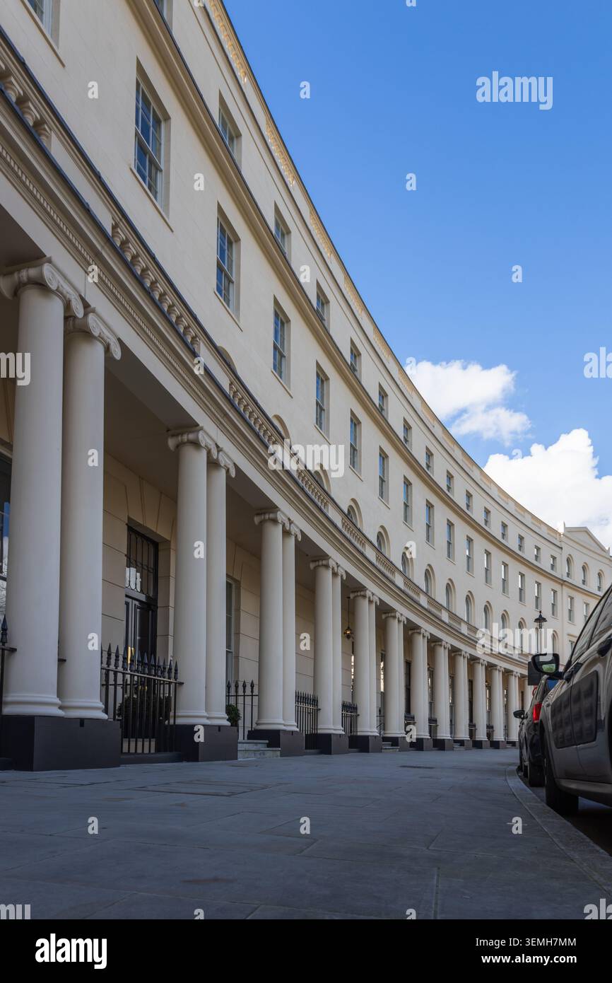 Elegante colonnato neoclassico di uno storico edificio con terrazza londinese Foto Stock