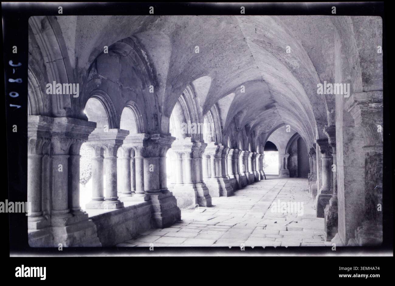 L'interno del chiostro dell'abbazia di Fontenay a Marmagne (Côte-d'Or, Francia) è fotografato da Marcel Maillard nel 1928, documentando l'architettura monastica e la disposizione degli spazi del chiostro dell'abbazia. Foto Stock