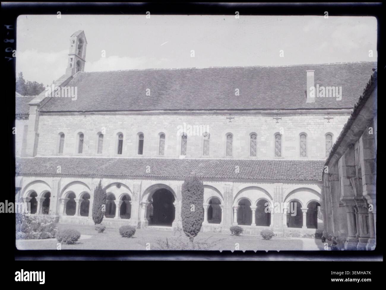 La galleria orientale del chiostro di Abbaye de Fontenay a Marmagne appare in una stampa in gelatina d'argento datata 1928. La fotografia riporta la galleria del chiostro e le caratteristiche architettoniche associate all'abbazia di Côte-d'Or, in Francia. Foto Stock