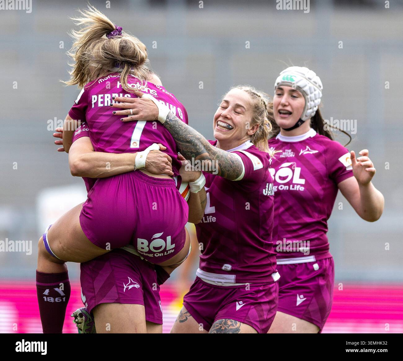 Exeter, Regno Unito. 7 giugno 2026. Rhona Lloyd, donna di sale Sharks, festeggia con i compagni di squadra durante la partita tra Exeter Chiefs Women e sale Sharks Women The PWR Sandy Park Exeter Sunday7, giugno 2026Sandy Park, credito: Martin Edwards/Alamy Live News Foto Stock
