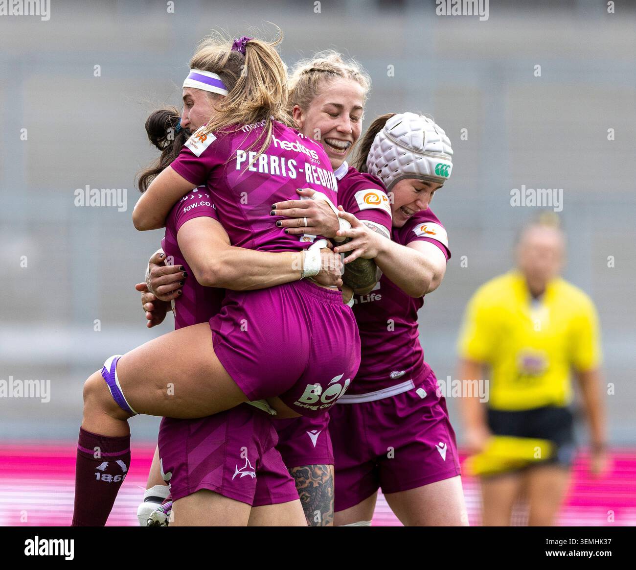 Exeter, Regno Unito. 7 giugno 2026. Rhona Lloyd, donna di sale Sharks, festeggia con i compagni di squadra durante la partita tra Exeter Chiefs Women e sale Sharks Women The PWR Sandy Park Exeter Sunday7, giugno 2026Sandy Park, credito: Martin Edwards/Alamy Live News Foto Stock