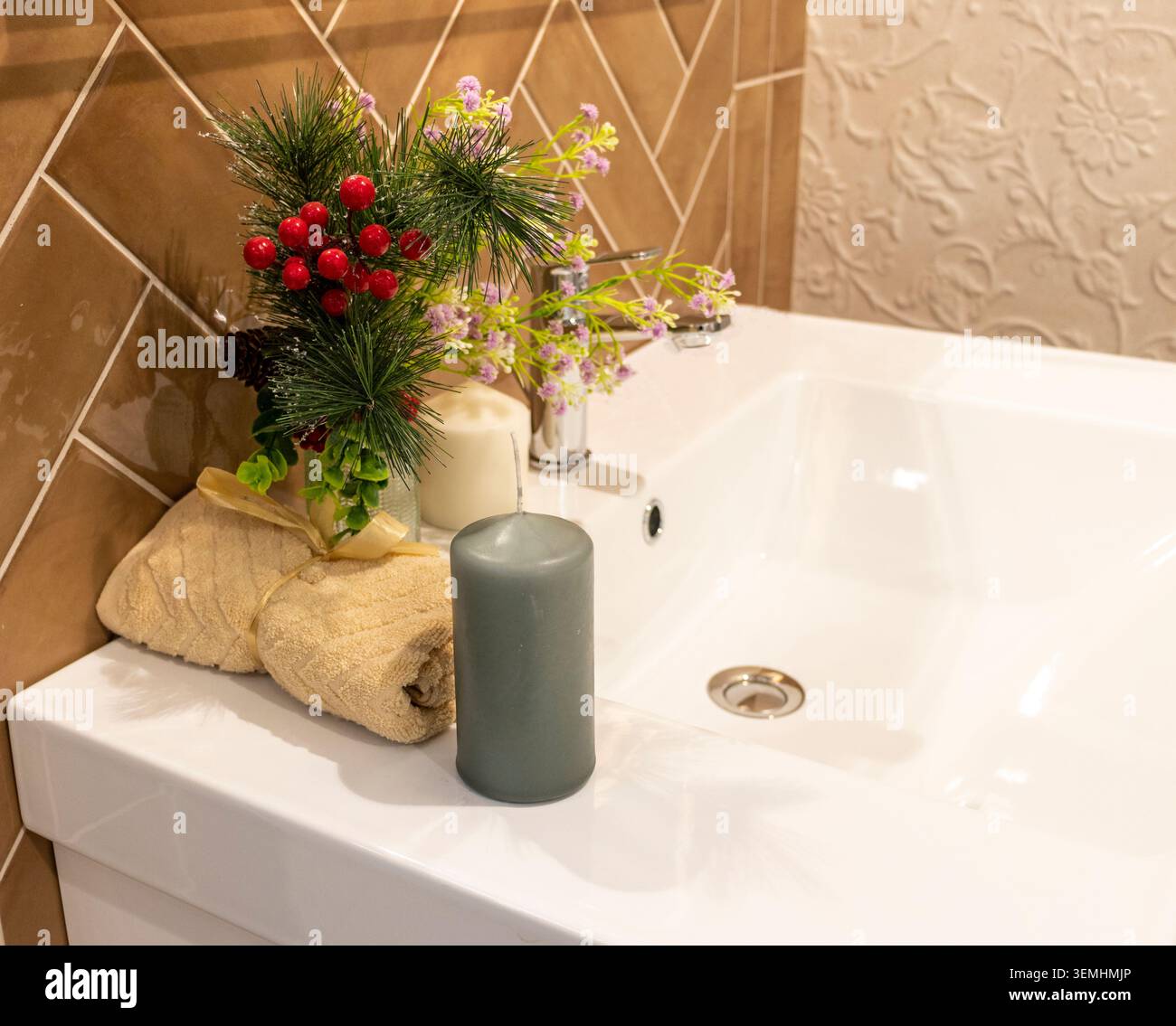 Bagno moderno, con decorazioni floreali e candele Foto Stock