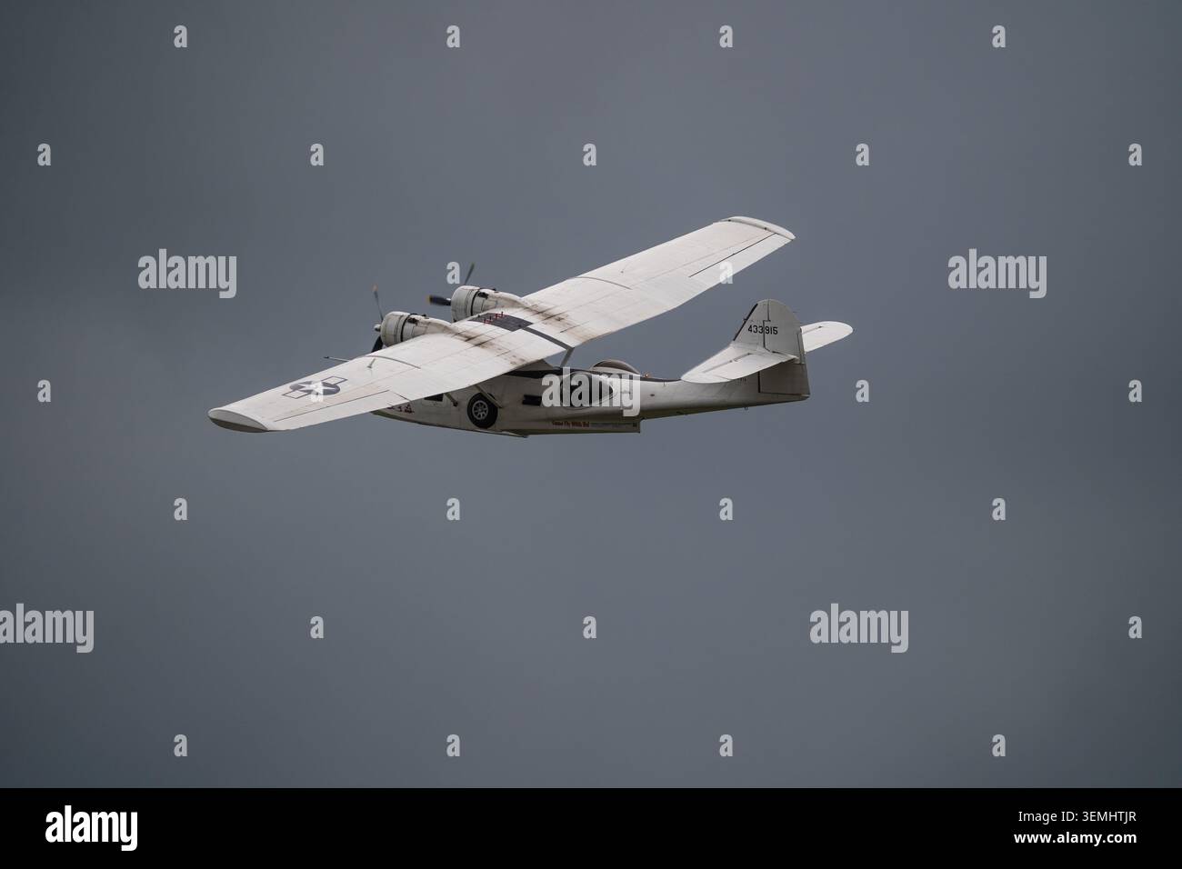 Canadian Vickers PBY-1A Canso "Miss Pickup" idrovolante in volo a Duxford, giugno 2026, contro il cielo coperto Foto Stock