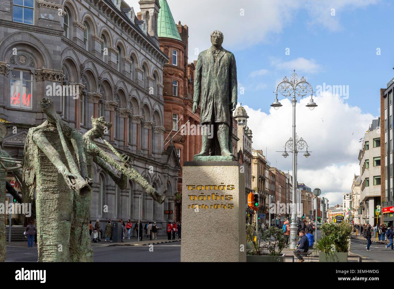 La statua di Thomas Davis e Memorial Fountain, in Dame Street nel centro di Dublino, fu creata da Edward Delaney nel 1966. Presenta la figura di Foto Stock