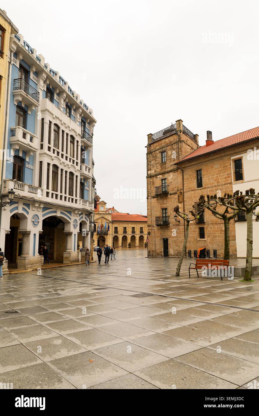 Aviles, Asturie, Spagna - 10 aprile 2026: Il centro storico della città di Aviles, Asturie, Spagna. Foto Stock