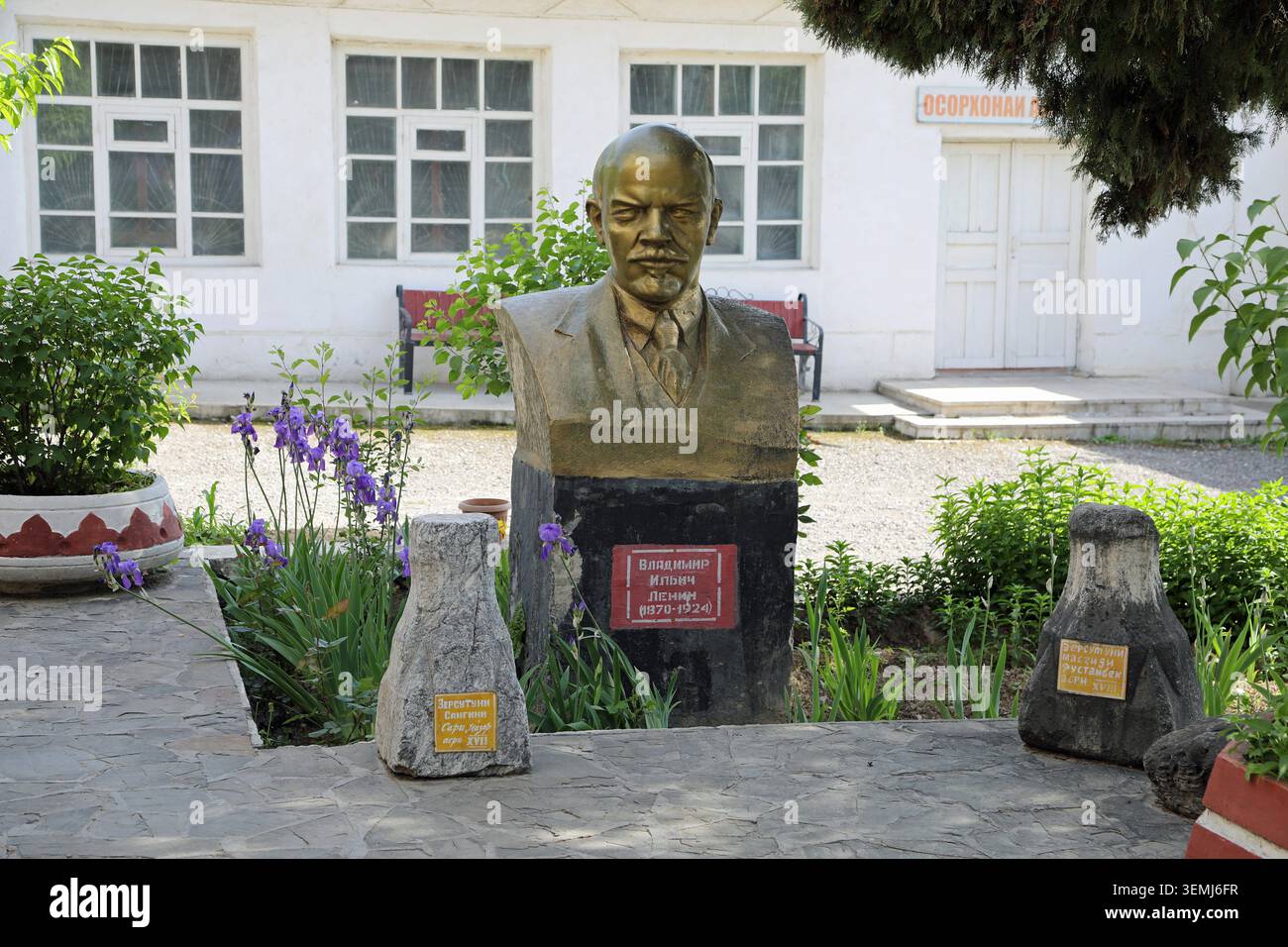 Busto dipinto in oro di Lenin all'esterno del Museo di storia locale a Istaravshan in Tagikistan Foto Stock
