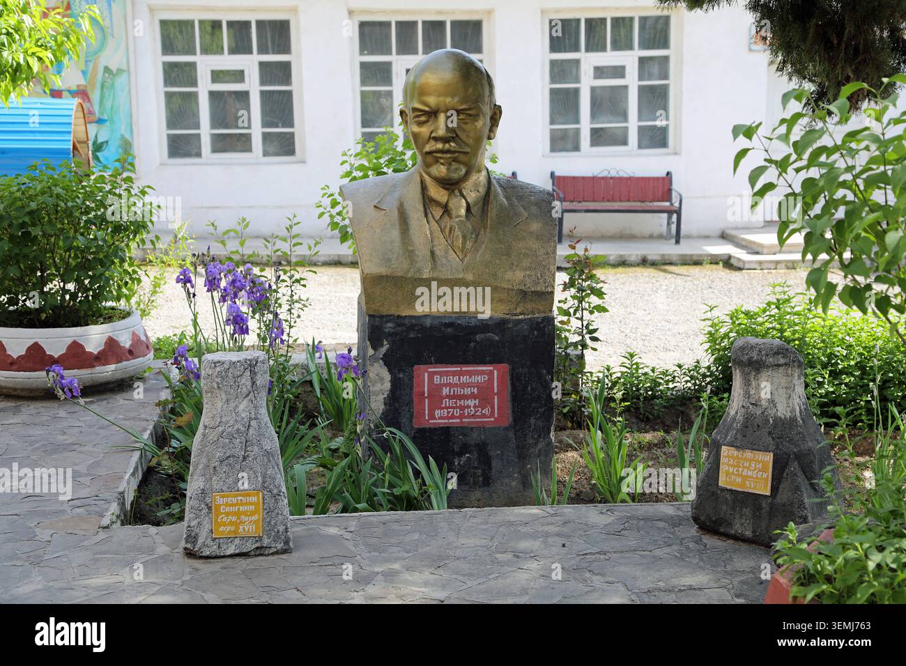 Busto dipinto in oro di Lenin all'esterno del Museo di storia locale a Istaravshan in Tagikistan Foto Stock