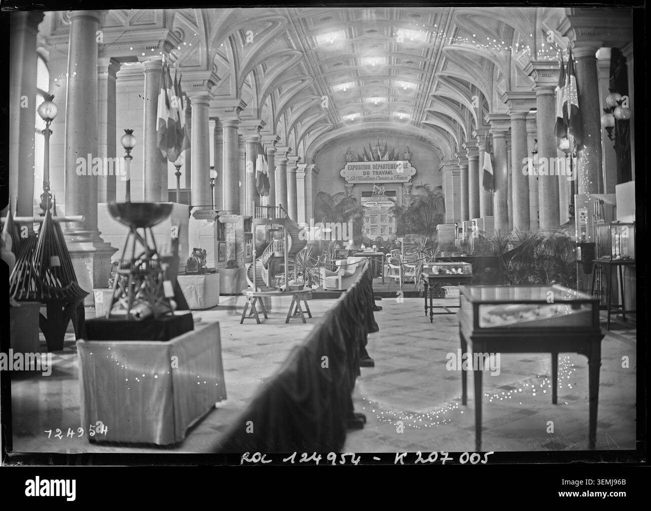 La sala Saint-Jean del Municipio di Parigi ospita l'inaugurazione di una mostra di maestri artigiani il 26 novembre 1927. Questa fotografia stampa registra un evento espositivo ufficiale dedicato all'artigianato e alla presentazione pubblica di opere artigianali. Foto Stock