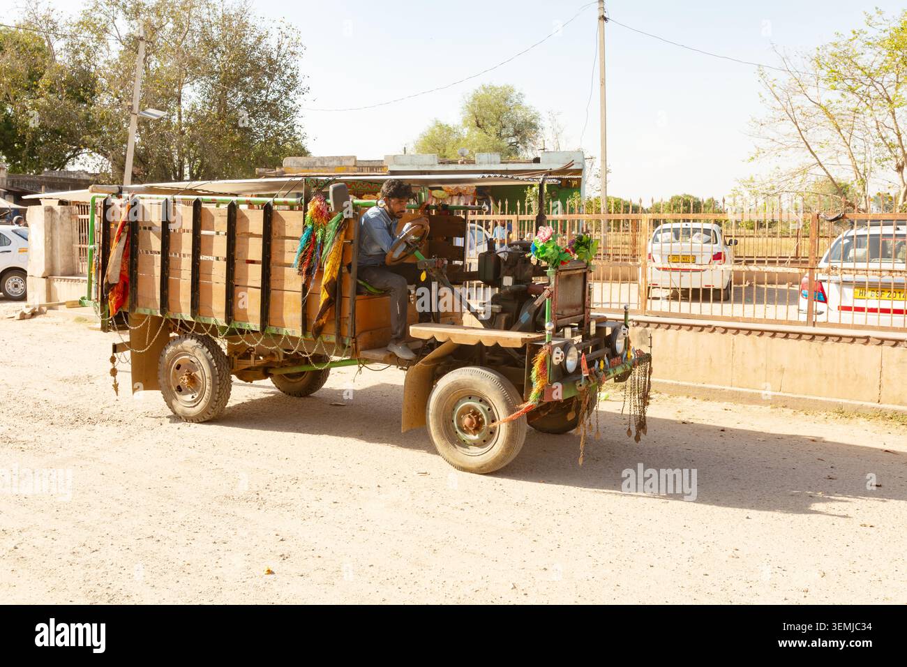 "jugaad", un tipo di veicolo di trasporto improvvisato fatto in casa, Abhaneri, Rajasthan, India. Foto Stock