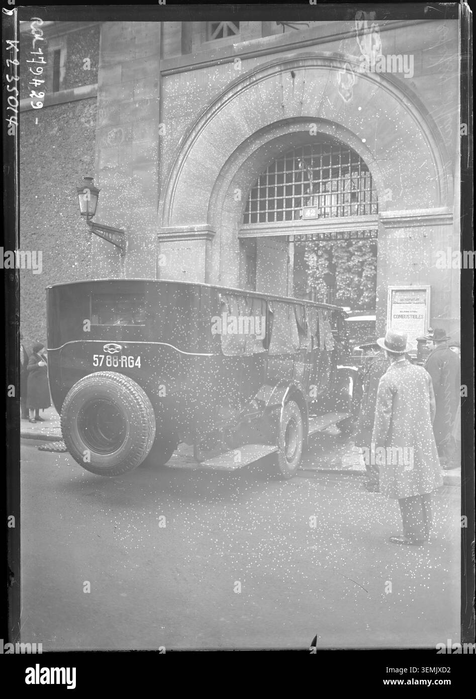 Il ritorno dei prigionieri da Bayonne al carcere di Sanità a Parigi appare in una fotografia del 1934 collegata all'affare Stavisky. Gli allenatori, i trasporti penitenziari e le ambientazioni della prigione di Parigi formano il soggetto documentato. Foto Stock