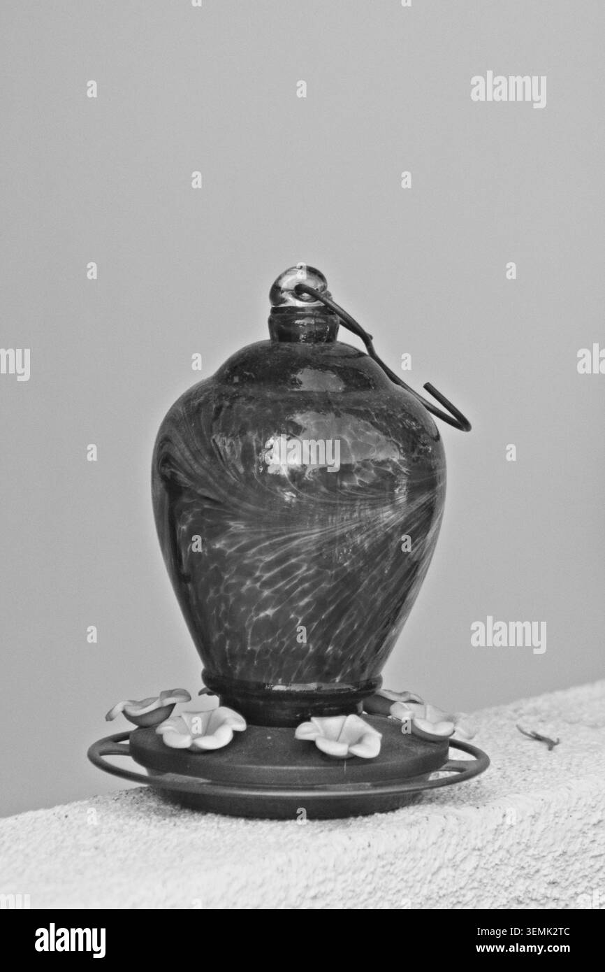 Alimentatore decorativo per colibrì in vetro a Corona, California Foto Stock