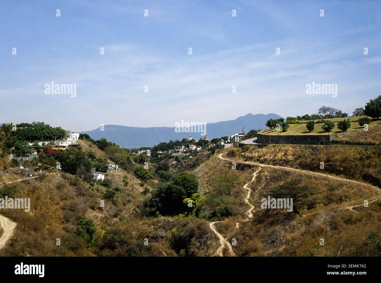 Messico a colori degli anni '1960 - le caratteristiche barrancas (gole) di Cuernavaca, Morelos, Messico, con sviluppo residenziale e lontane cupole della chiesa visibili in tutta la valle, fotografate il 16 febbraio 1961. Foto Stock