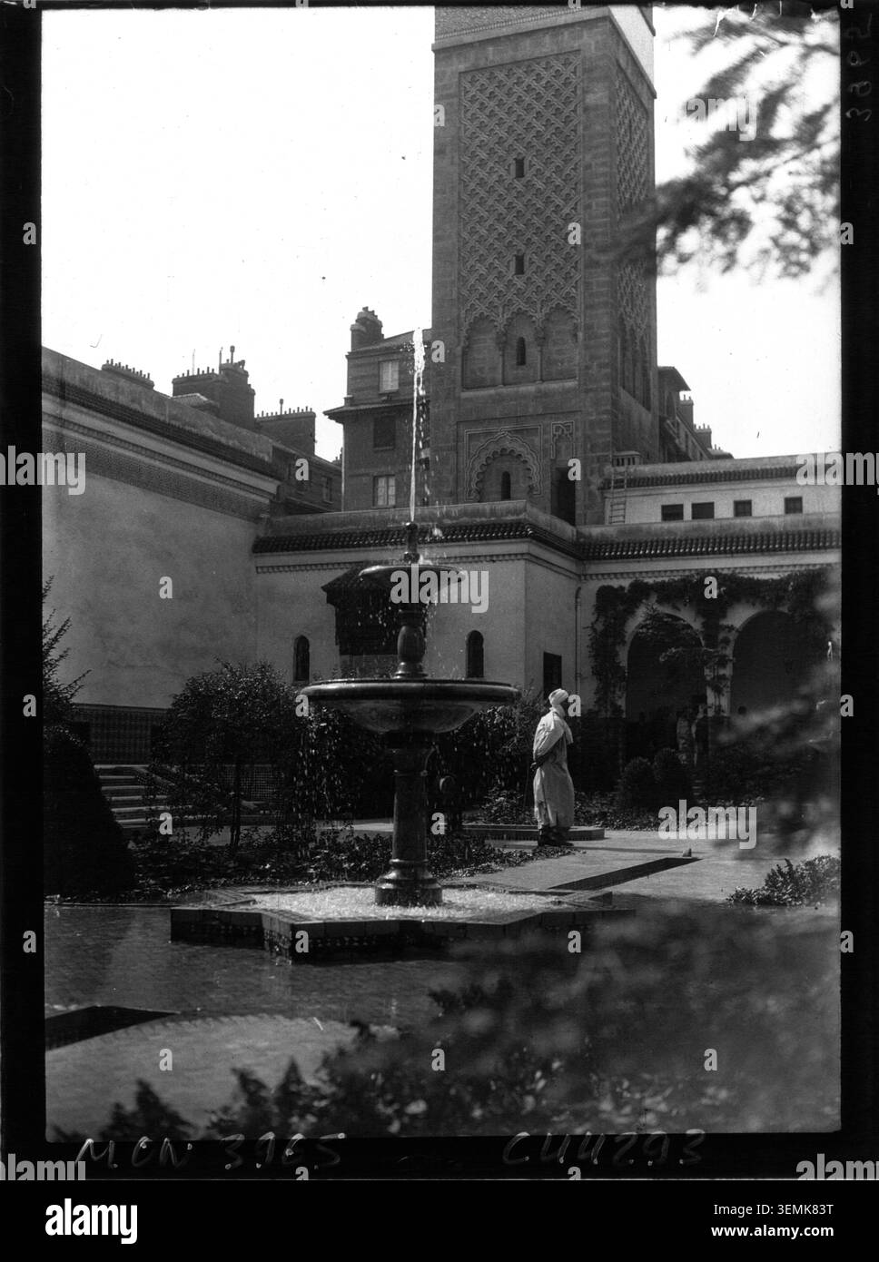 La fotografia della stampa registra una vista dei giardini della Moschea di Parigi a Parigi nel 1932. La composizione si concentra sui giardini paesaggistici associati al complesso della moschea e documenta l'ambientazione del sito religioso. Foto Stock