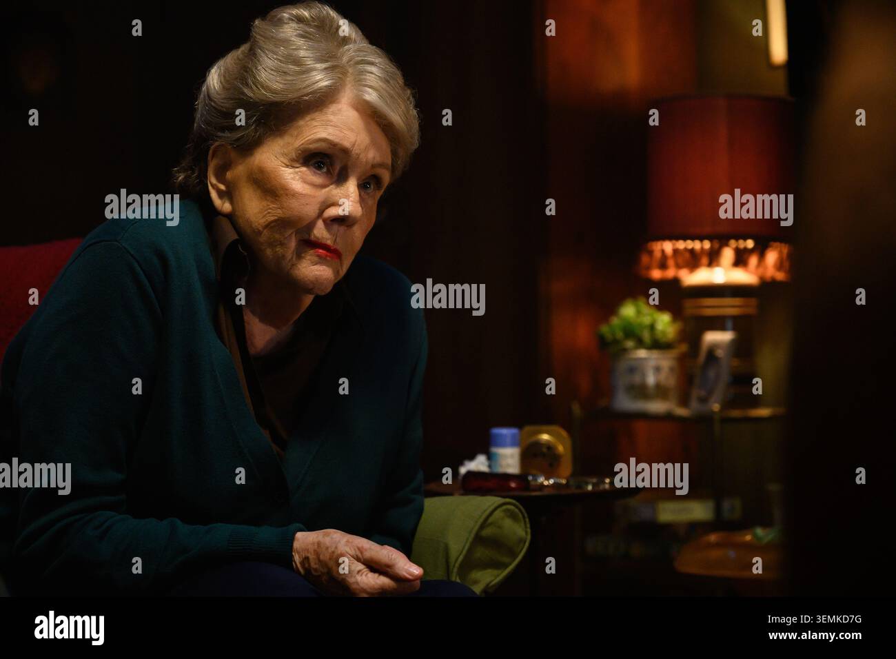 Dame Diana Rigg interpreta la signorina Collins Last Night in Soho (2021) *Filmstill - solo per uso editoriale* Vedi le istruzioni speciali. Immagine CAP/SFS fornita da Capital Pictures Foto Stock