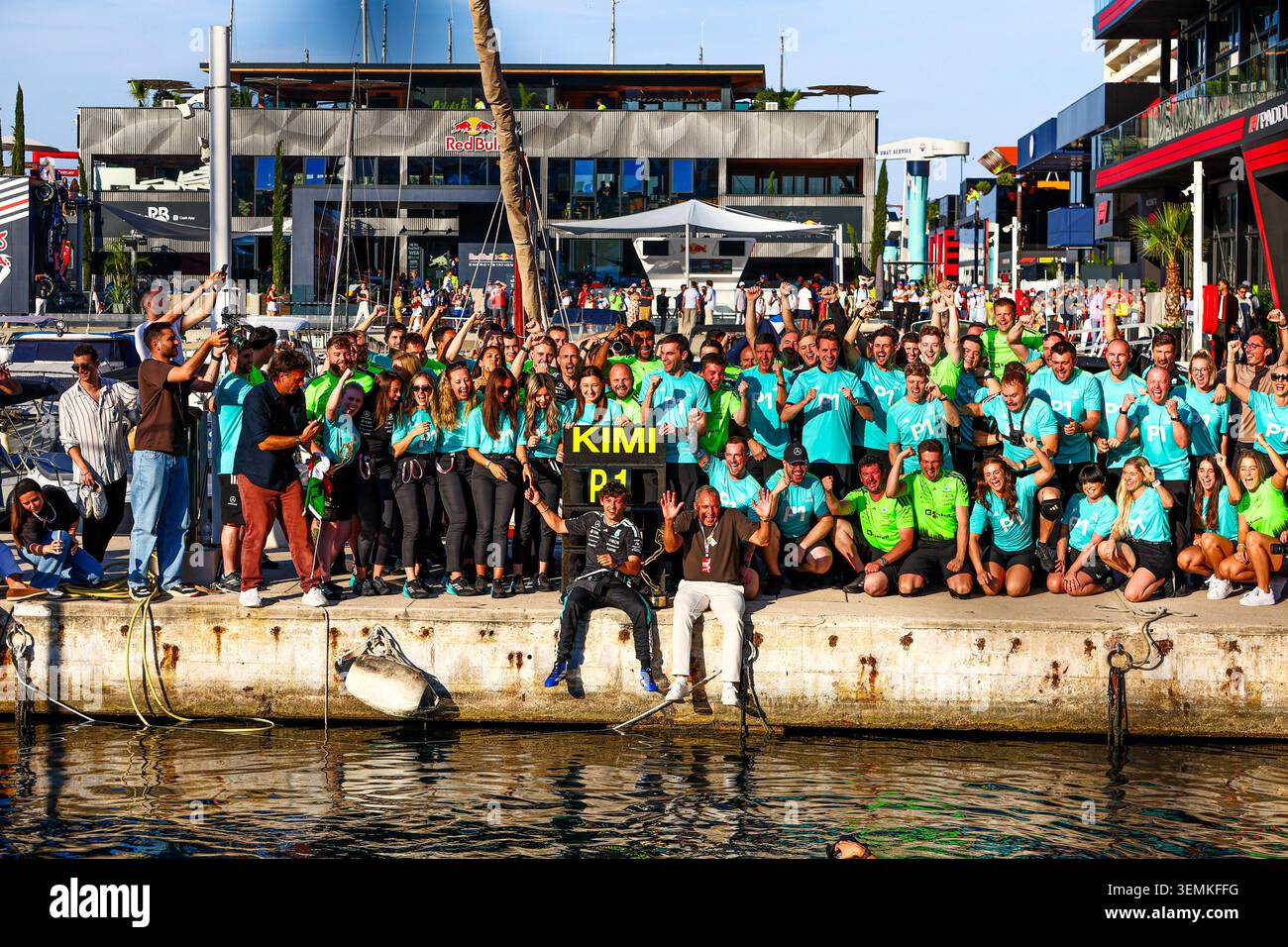 Montecarlo, Monaco. 7 giugno 2026. Andrea Kimi Antonelli celebra la vittoria con il team, durante la Formula 1 Louis Vuitton Grand Prix de Monaco. Crediti: Alessio Morgese / Alamy live news Foto Stock
