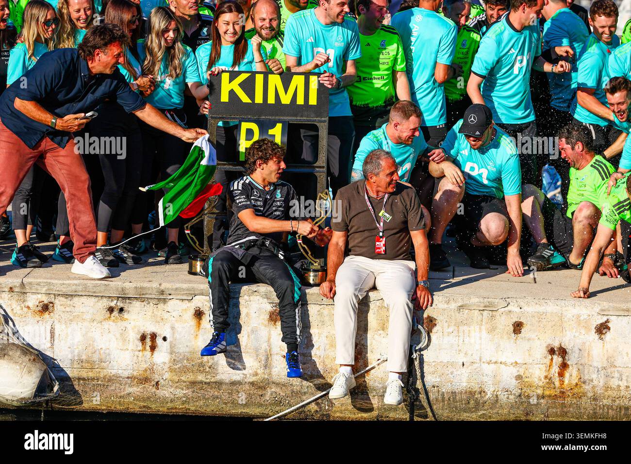 Montecarlo, Monaco. 7 giugno 2026. Andrea Kimi Antonelli celebra la vittoria con il team, durante la Formula 1 Louis Vuitton Grand Prix de Monaco. Crediti: Alessio Morgese / Alamy live news Foto Stock