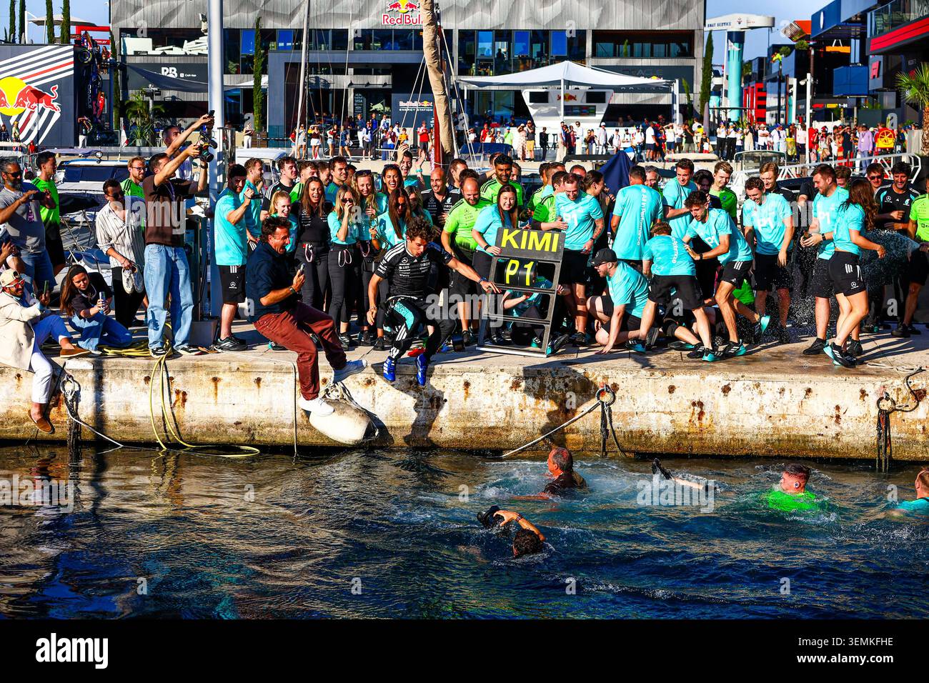 Montecarlo, Monaco. 7 giugno 2026. Andrea Kimi Antonelli celebra la vittoria con un tuffo nel porto, durante la Formula 1 Louis Vuitton Grand Prix de Monaco. Crediti: Alessio Morgese / Alamy live news Foto Stock