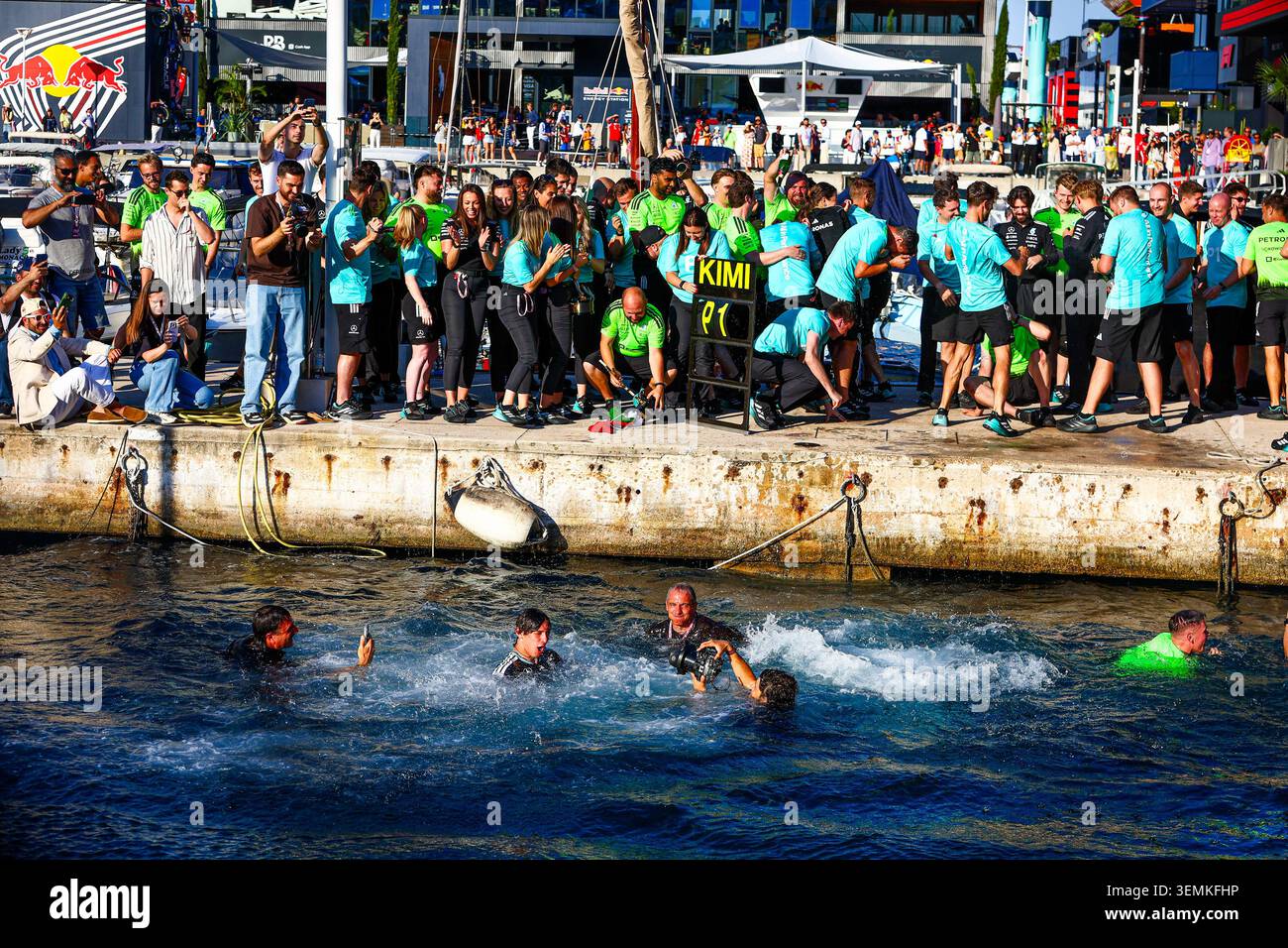 Montecarlo, Monaco. 7 giugno 2026. Andrea Kimi Antonelli celebra la vittoria con un tuffo nel porto, durante la Formula 1 Louis Vuitton Grand Prix de Monaco. Crediti: Alessio Morgese / Alamy live news Foto Stock