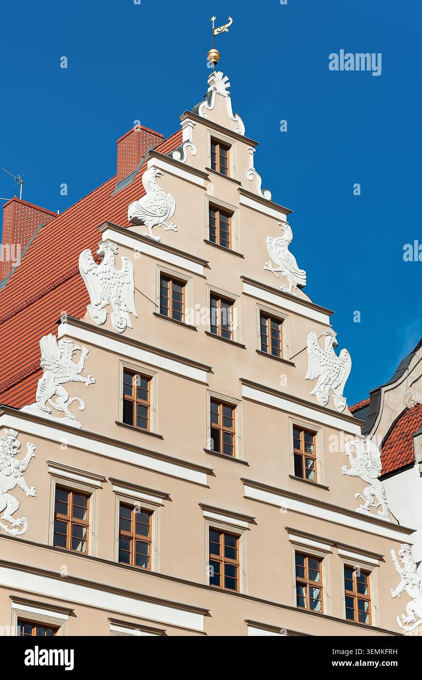 Tetto di un vecchio edificio ornato con bestie araldiche a Breslavia, Polonia Foto Stock
