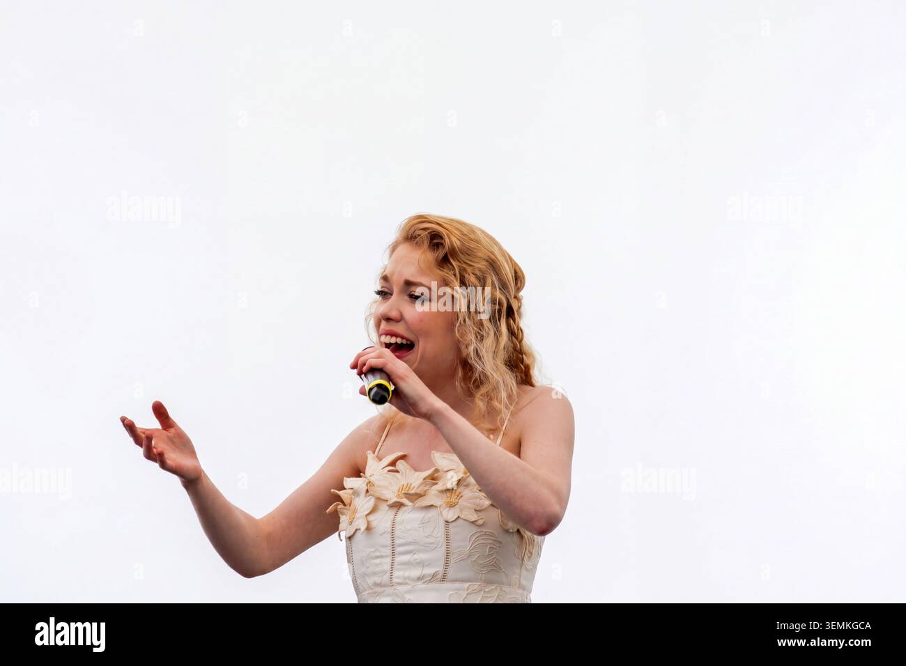 Giovane cantante bionda che si esibisce con passione sul palco al festival del cibo e delle bevande di Southport, Southport, Regno Unito Foto Stock