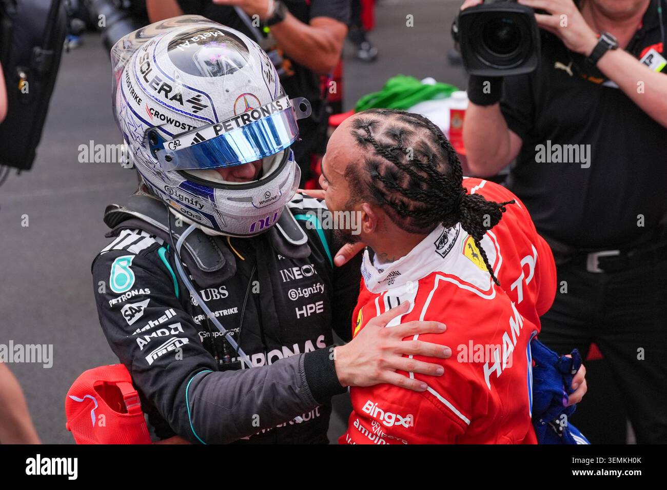 Montecarlo, Monaco. 7 giugno 2026. Andrea Kimi Antonelli celebra la vittoria con Lewis Hamilton, durante la Formula 1 Louis Vuitton Grand Prix de Monaco. Crediti: Alessio Morgese / Alamy live news Foto Stock