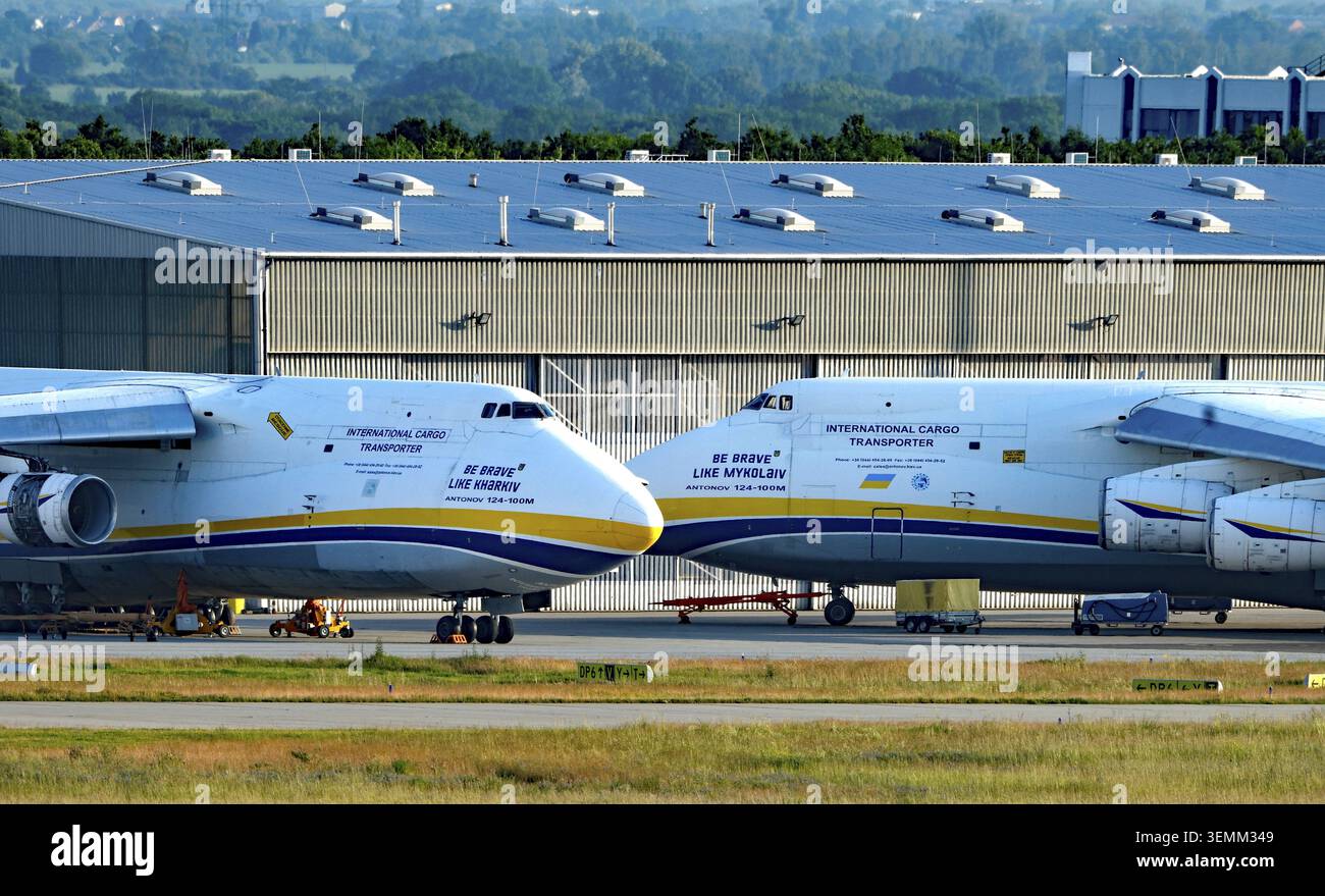 Due aerei cargo Antonov 124-100 della Ukrainian Antonov Airlines sono parcheggiati presso l'aeroporto di Lipsia/Halle, 01.06.2026. La compagnia aerea cargo Ucraina di K Foto Stock
