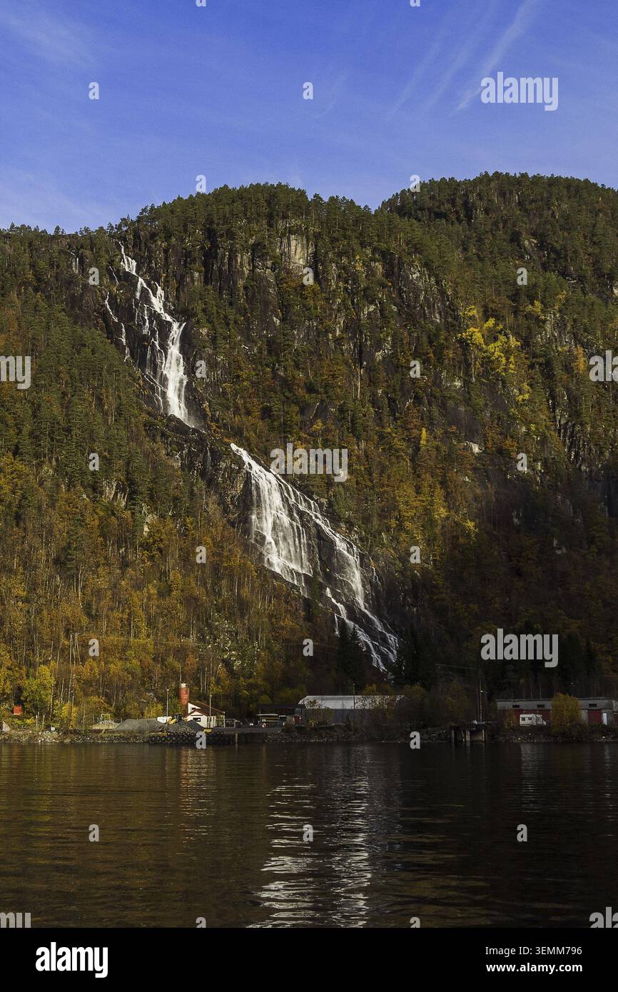 Norvegia Modalen, cascata Kvernhusfossen al fiordo di Mostraumen Foto Stock