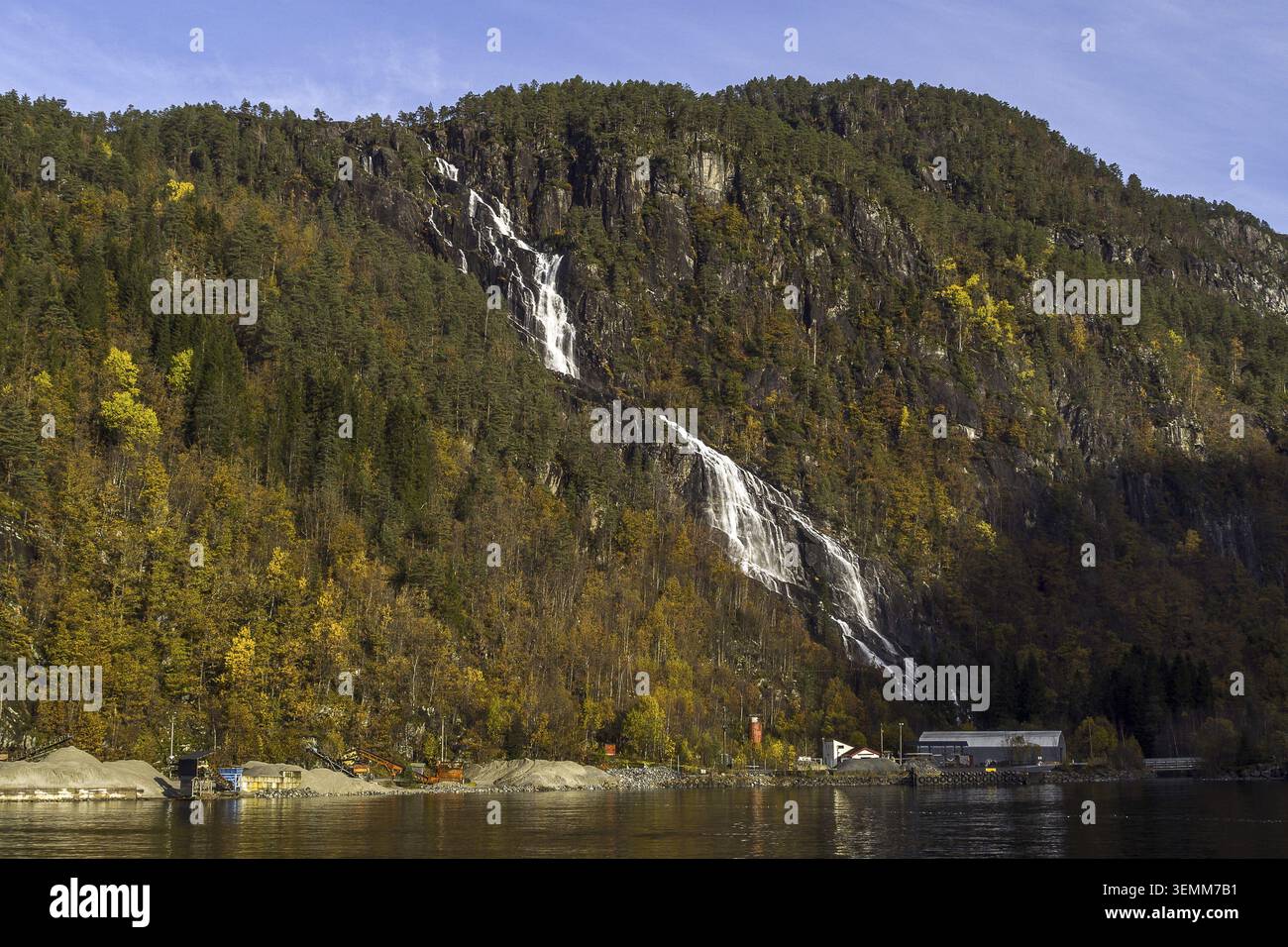 Norvegia Modalen, cascata Kvernhusfossen al fiordo di Mostraumen Foto Stock