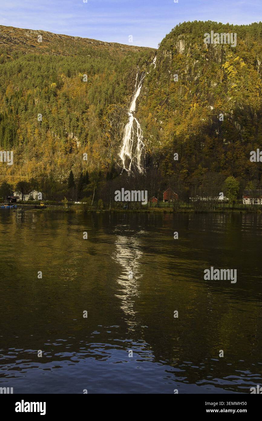 Norvegia Modalen, cascata Kvernhusfossen al fiordo di Mostraumen Foto Stock