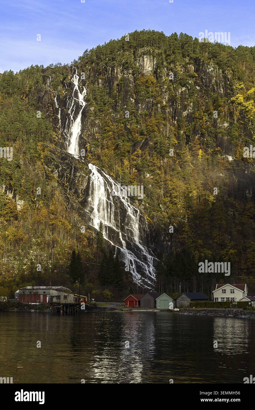 Norvegia Modalen, cascata Kvernhusfossen al fiordo di Mostraumen Foto Stock
