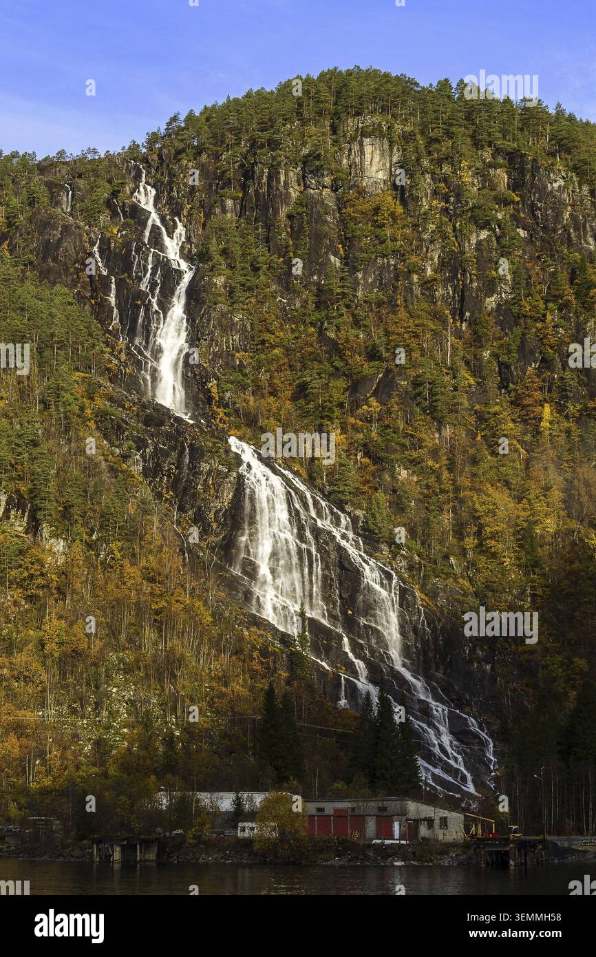 Norvegia Modalen, cascata Kvernhusfossen al fiordo di Mostraumen Foto Stock