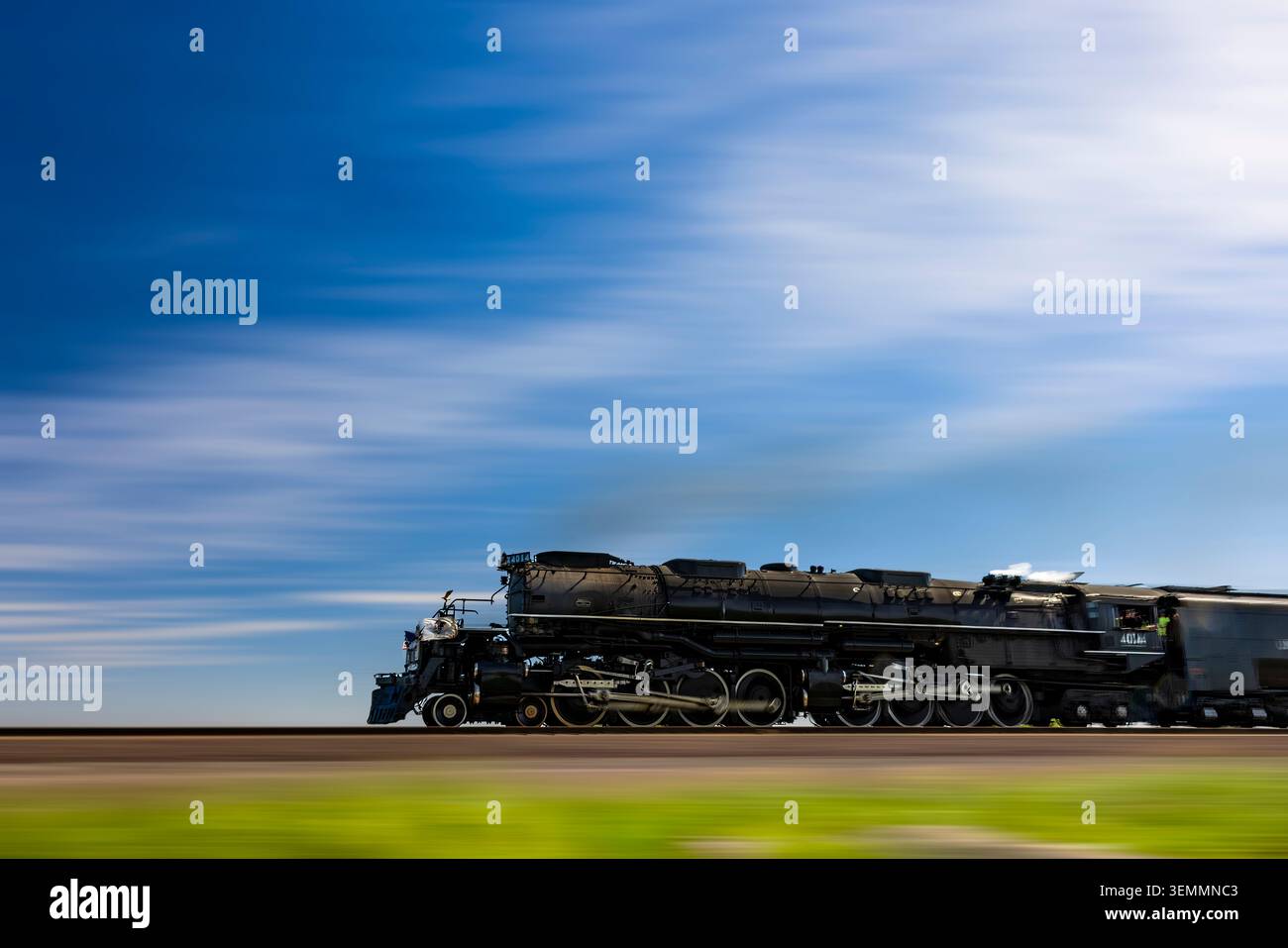 Big Boy della Union Pacific Railroad ha restaurato la corsa di locomotive a vapore attraverso il paese agricolo a est di Rochelle, Illinois, USA [No release; editorial licensin Foto Stock