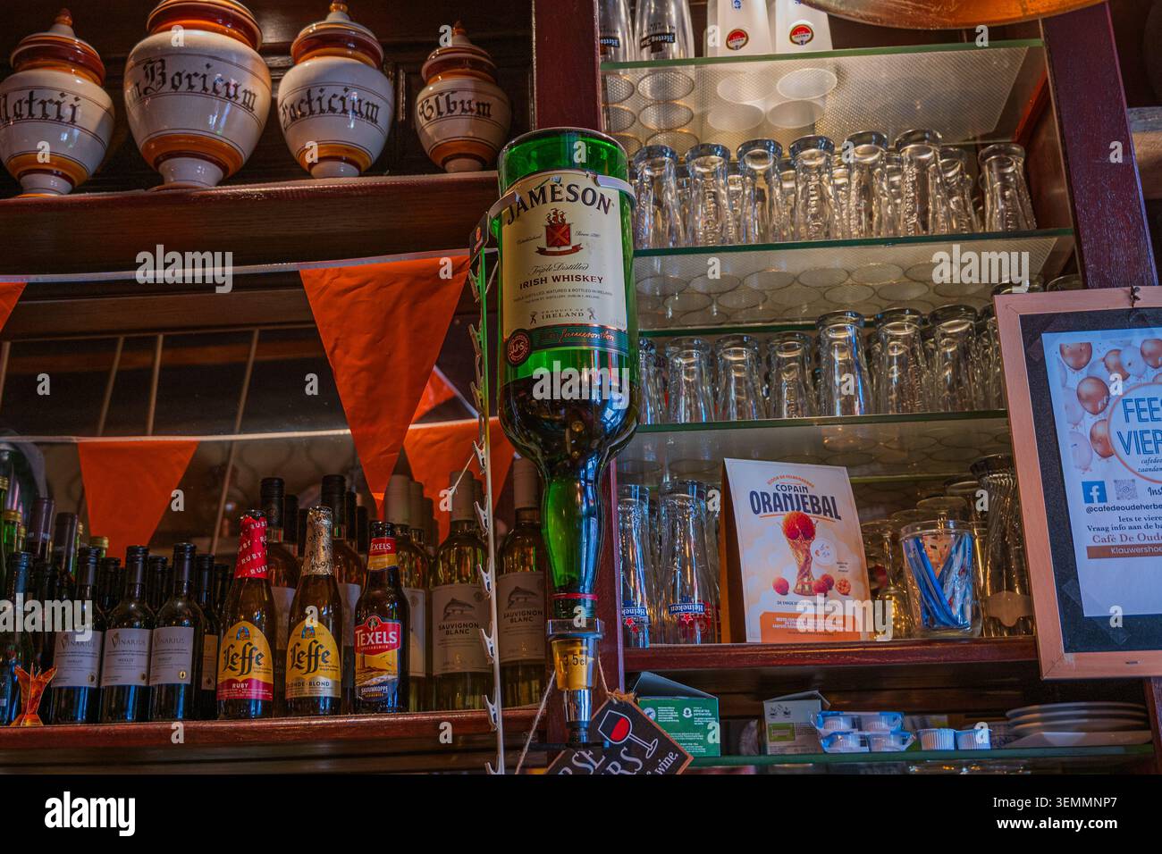 Amsterdam, Paesi Bassi, 22.04.2026 - Zaandam paesi bassi maggio 2026 bottiglia di whiskey irlandese jameson sul dispenser in un tradizionale arredamento olandese da bar Foto Stock