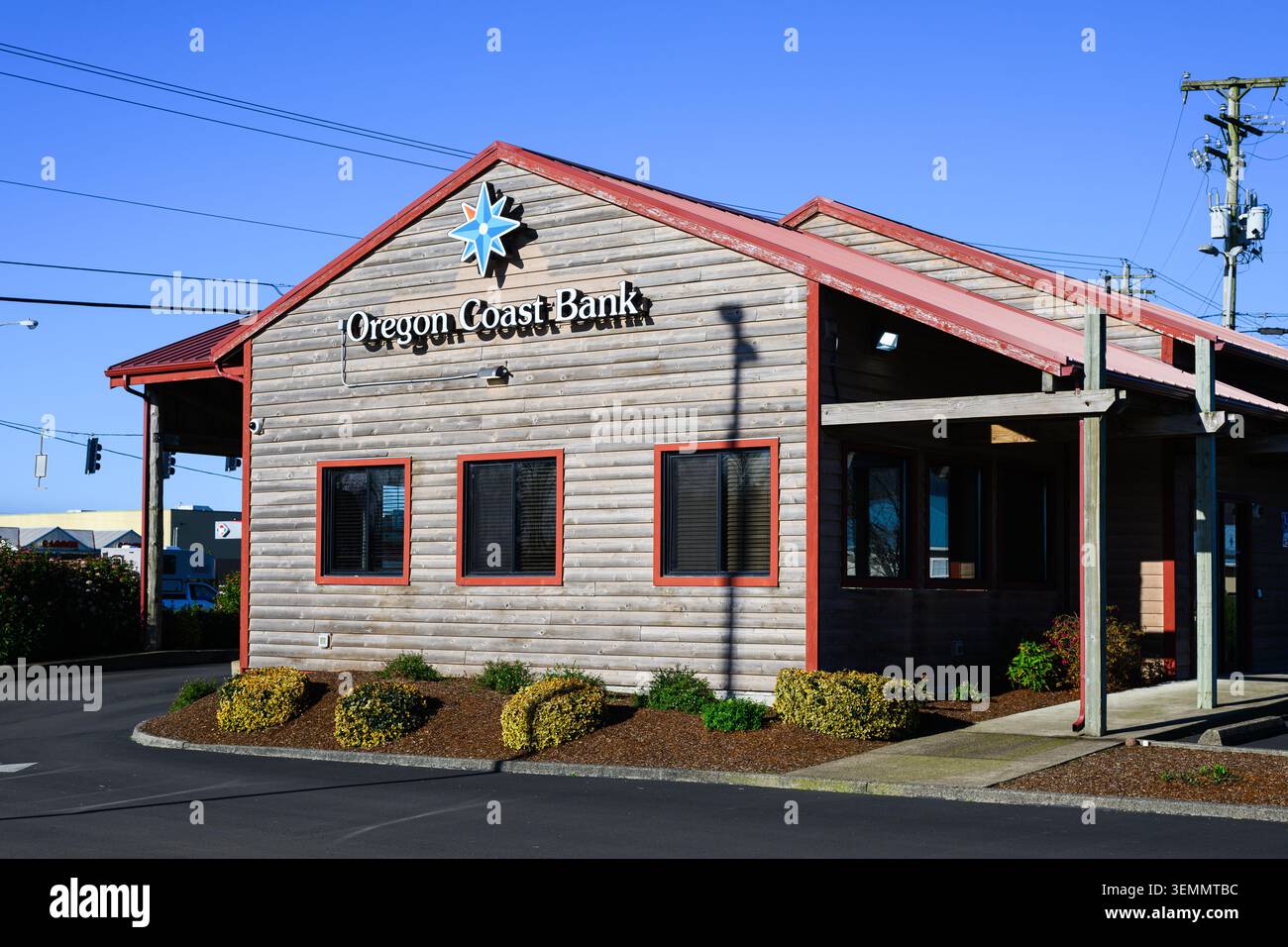 Tillamook, OREGON, USA - 14 gennaio 2026; filiale con il cartello della Oregon Coast Bank in una proprietà in legno Foto Stock