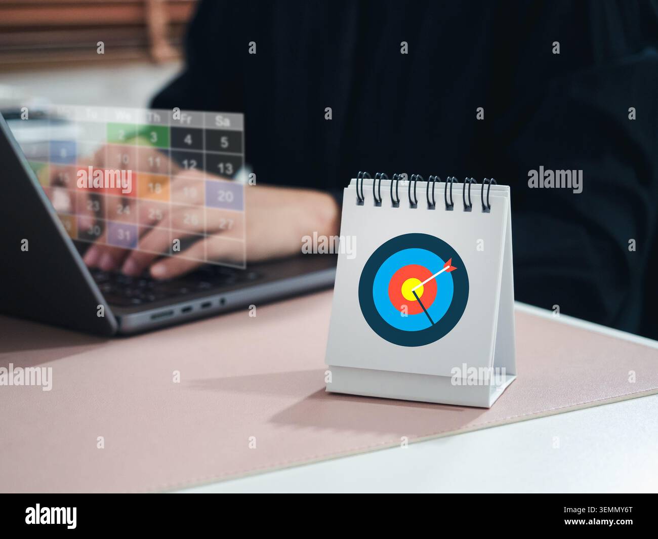 Concetto di pianificazione degli obiettivi aziendali con l'icona di destinazione sulla pianificazione del calendario della scrivania. pianificazione strategica, gestione delle tempistiche, miglioramento della produttività, scadenza Foto Stock