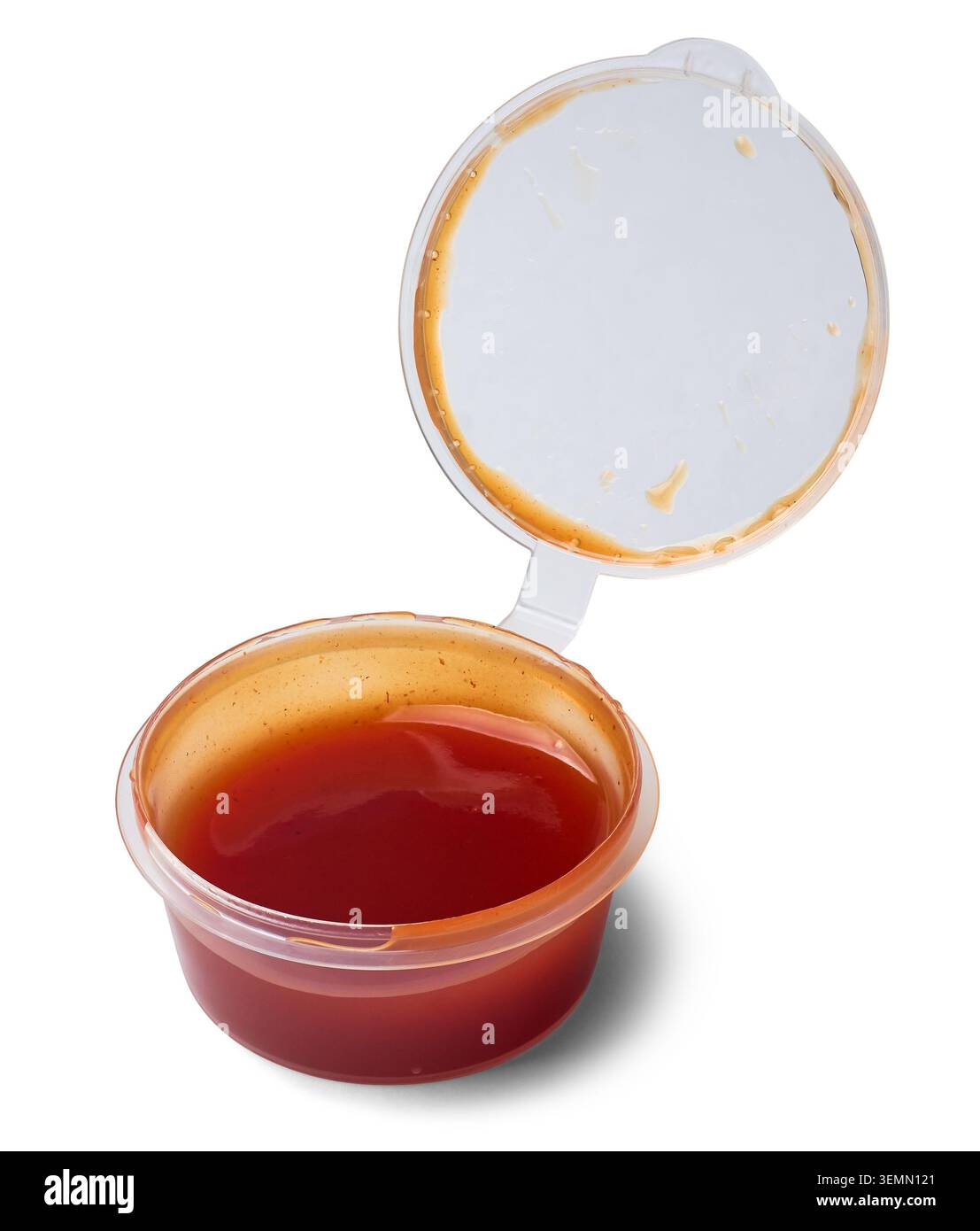 aprire il piccolo contenitore in plastica per salsa di pomodoro rosso sfondo bianco isolato, tazza con porzione monouso trasparente, confezione di condimenti da asporto Foto Stock