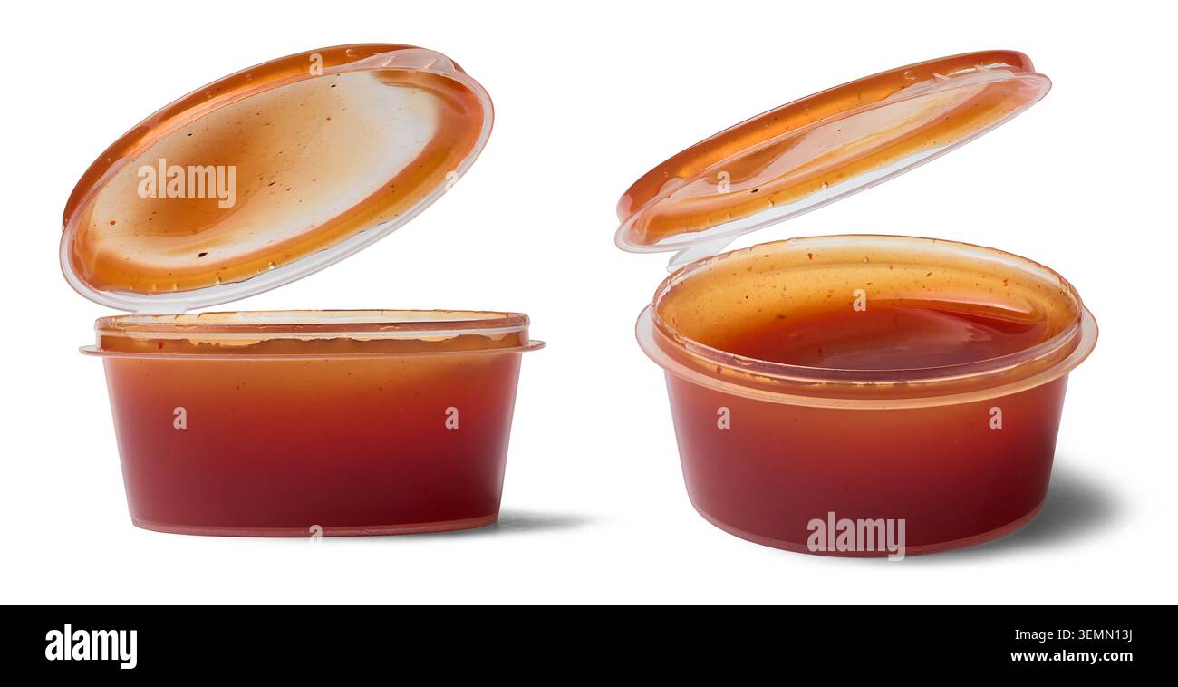 aprire piccoli contenitori in plastica per salsa di pomodoro rosso sfondo bianco isolato, vasetti monouso trasparenti con coperchi, confezione di condimenti da asporto Foto Stock