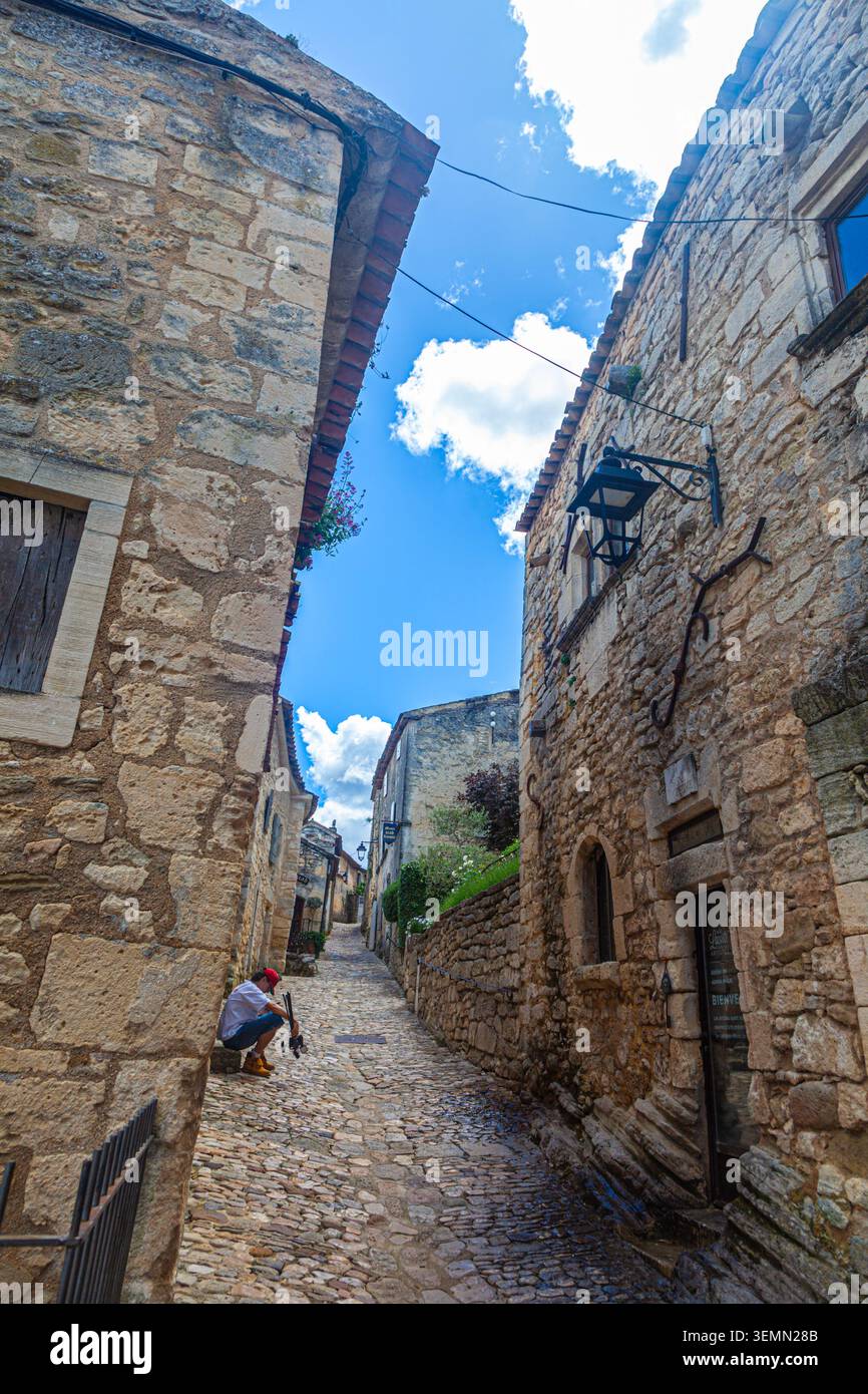 Tipica strada stretta nel villaggio di Lacoste in Provenza Foto Stock