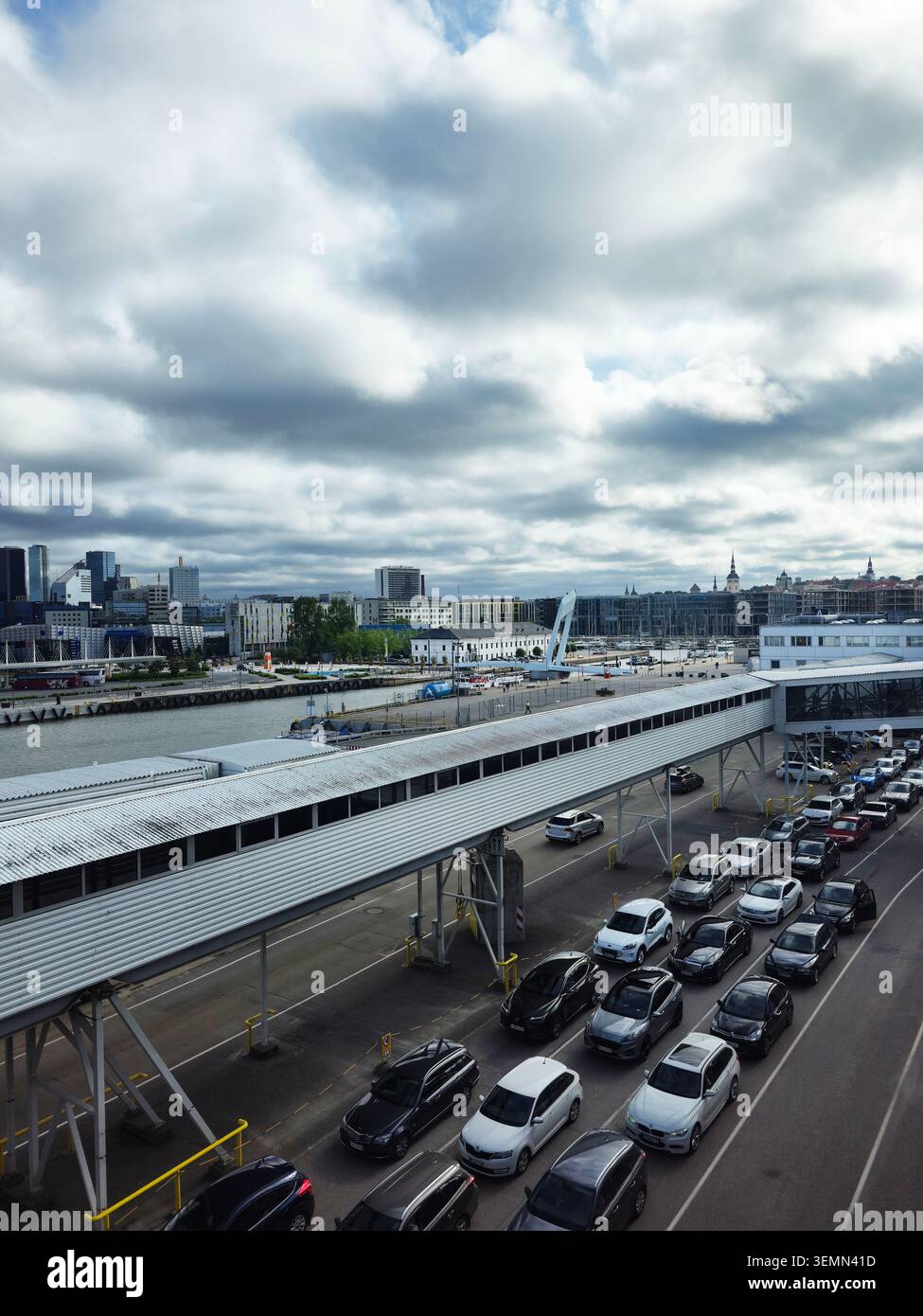 Traffico fuori dal porto di Tallinn, Estonia. - Immagine stock catturata con smartphone