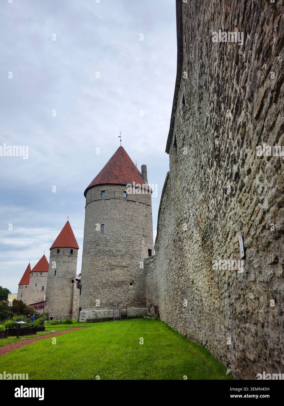 Le mura in pietra medievale con torri e tetti di tegole rosse della città vecchia di Tallinn, Estonia. - Immagine stock catturata con smartphone